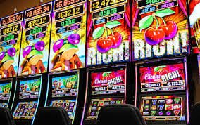 Pengguna Indonesia mengakses Live Casino jin4d melalui smartphone dengan tampilan meja baccarat yang responsif